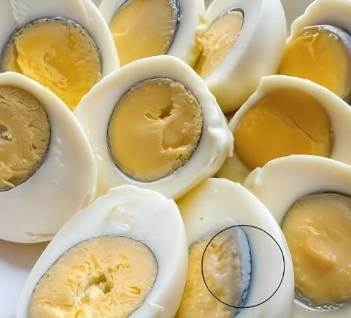 ¿Qué significa el anillo verde alrededor de la yema de tus huevos cocidos?