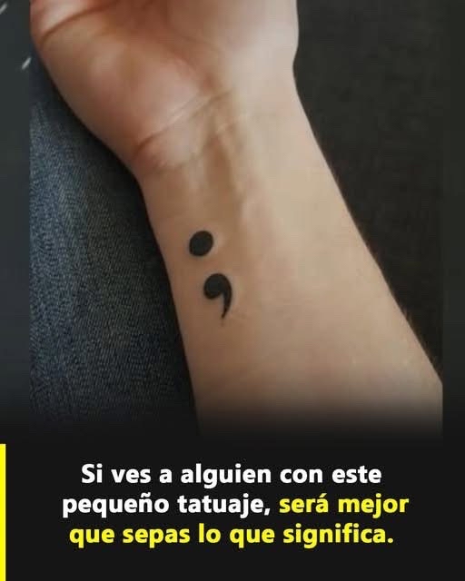 Tatuaje de punto y coma en la muñeca