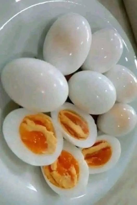 Plato con huevos cocidos