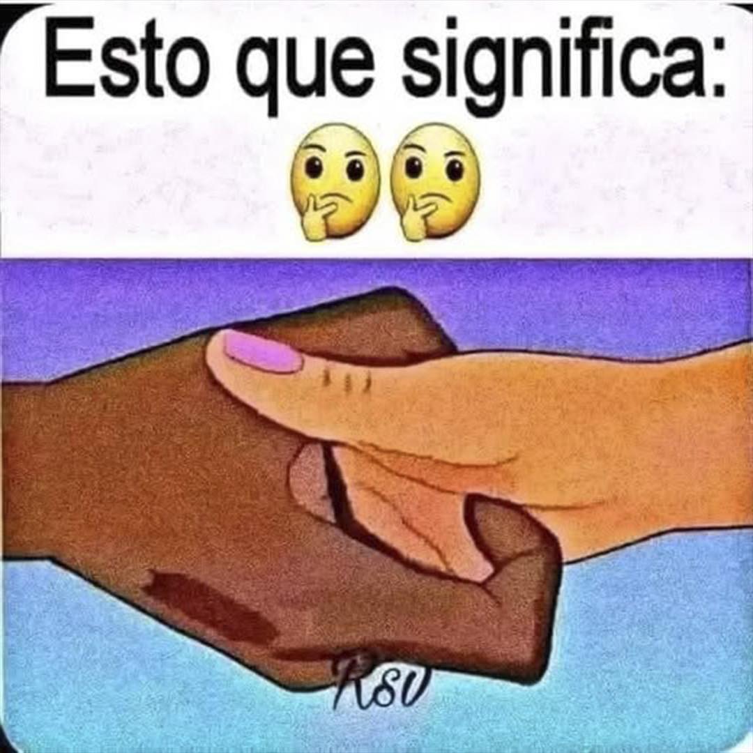 Manos entrelazadas con un mensaje reflexivo