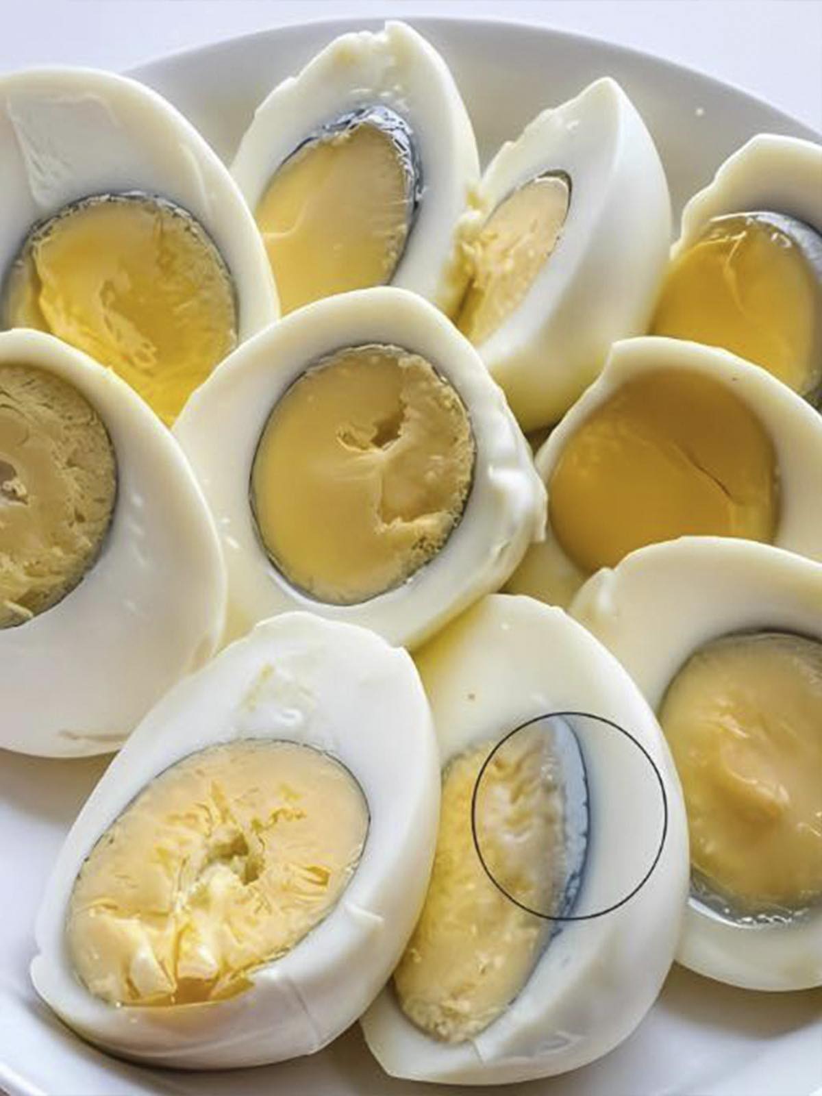 Huevos duros con anillo verde en la yema
