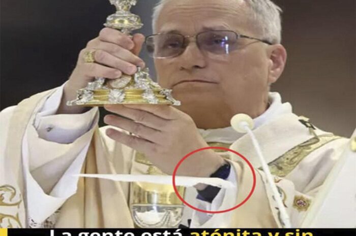 El Reloj Moderno en la Misa Tradicional: Un Análisis del Contraste