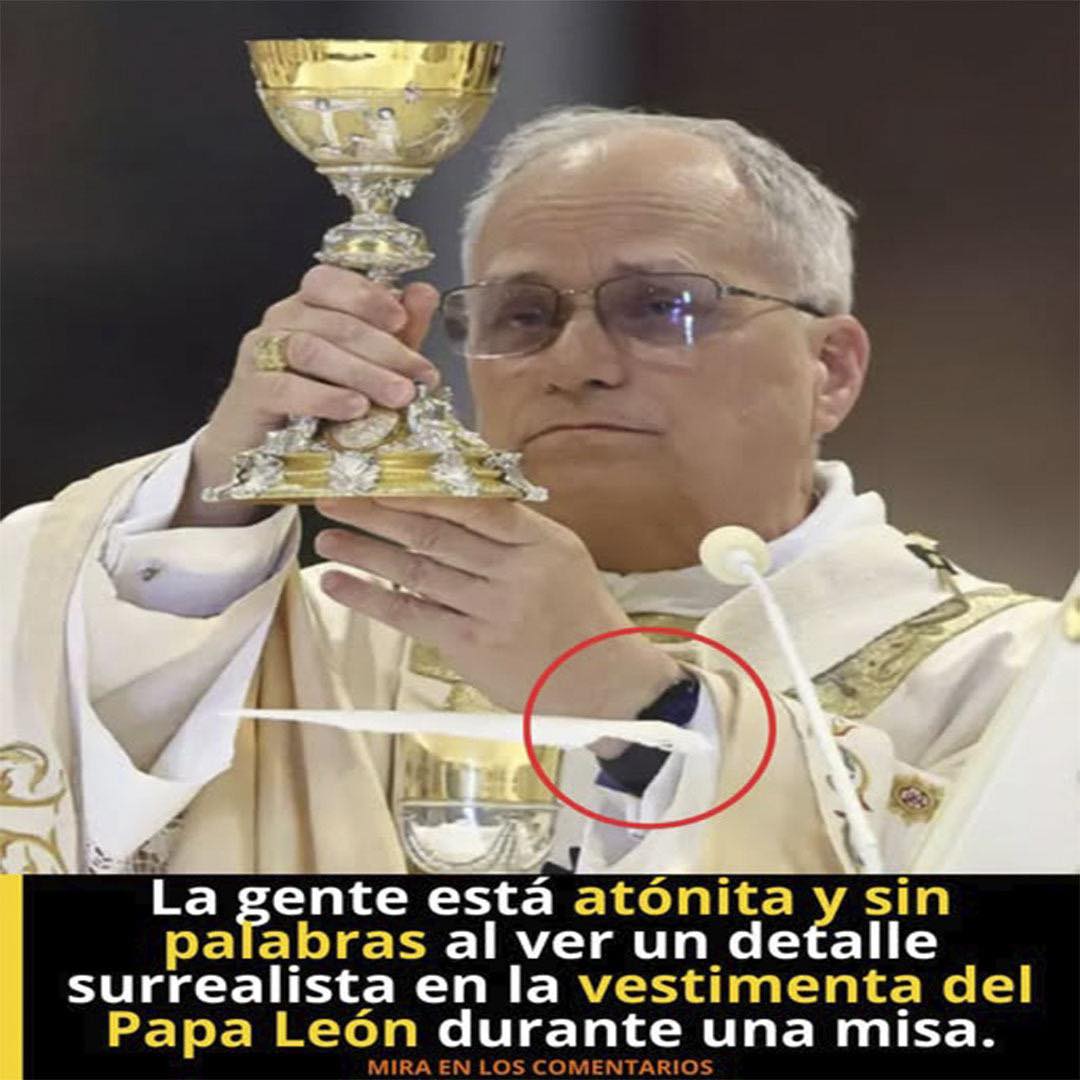 Sacerdote con reloj moderno durante misa