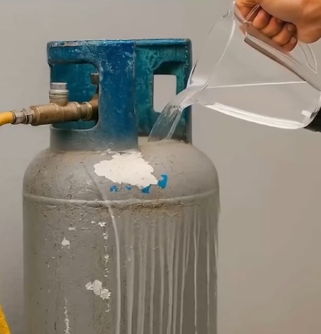 Truco casero para saber si el tanque de gas está lleno usando agua