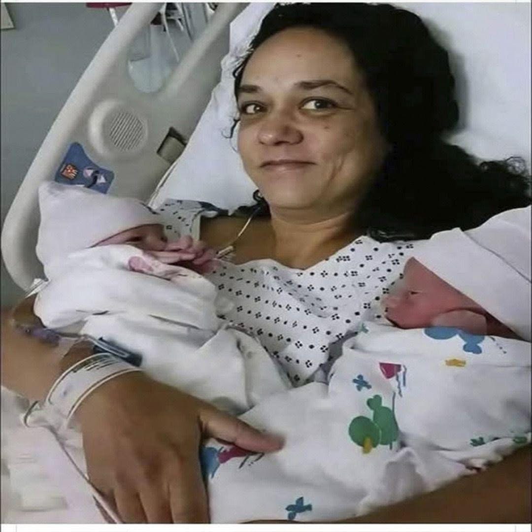 Mujer de 58 años con gemelos en el hospital