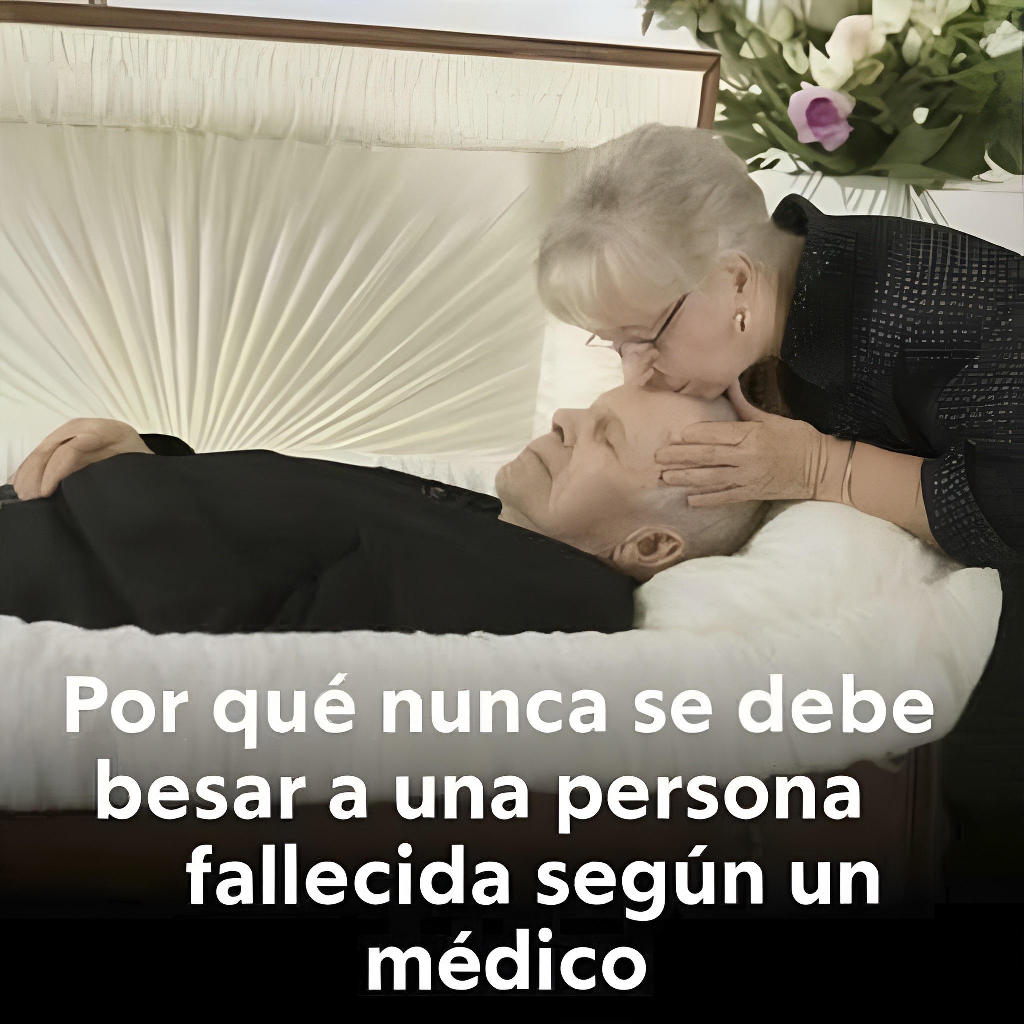 Persona vieja besando a una persona fallecida en un ataúd