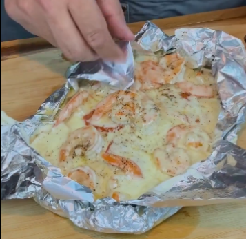 Camarones empapelados con vegetales y queso
