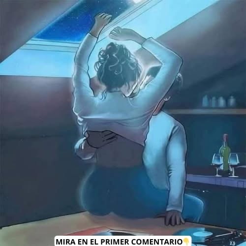 Dos personas abrazándose bajo una ventana