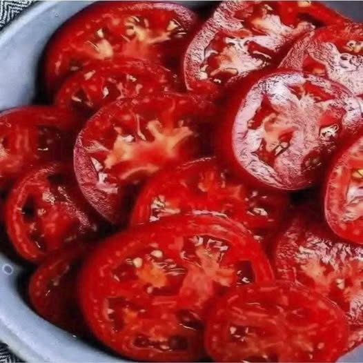 Plato de rodajas de tomate fresco