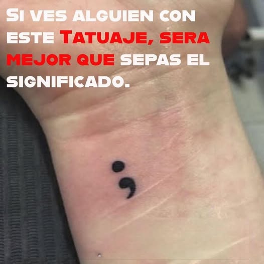 Tatuaje de punto y coma en la muñeca