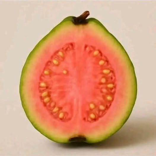 Guayaba fresca partida por la mitad