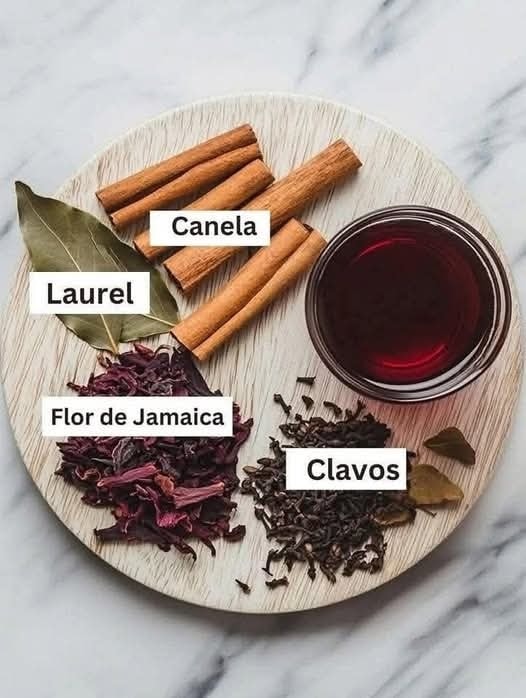 Ingredientes naturales para el té de jamaica, canela y laurel